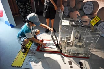 重さ１１.７５キロ、万博で話題の「重すぎるスタンプ」の正体とは？