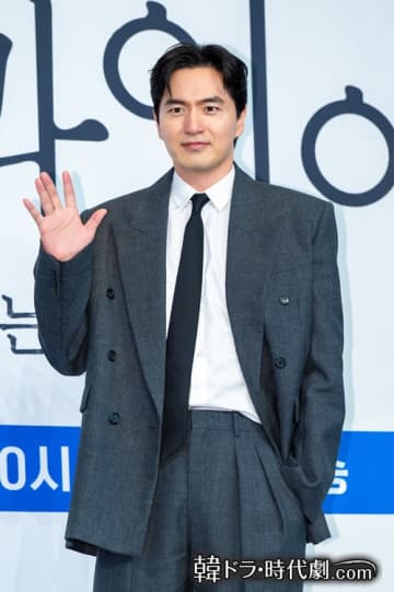 『エスクワイア』で見せたイ・ジヌクの二面性、冷たさの奥に潜む惹き寄せる力