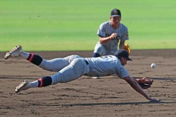 酷暑の甲子園で担架出動「大丈夫か」「暑さの種類が昔とは違う」　動けなくなった球児に心配の声