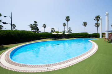 【夏休み】太陽と潮風を感じながら、心も身体もはじける夏体験♪ 5日間限定の夏まつりも楽しめる！ グランドニッコー東京ベイ 舞浜 プール「Grand Bleu」