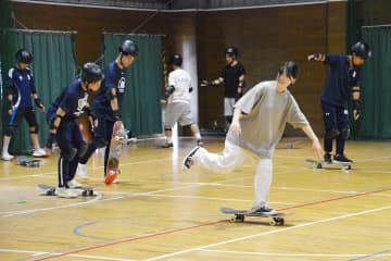 横浜でスケボー元世界1位が特別授業　日体大生が奥深さを体験