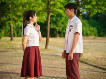 ダヒョン＆ジニョン　高校最後の夏　制服姿で向き合う姿も　「あの夏、僕たちが好きだったソナへ」場面写真