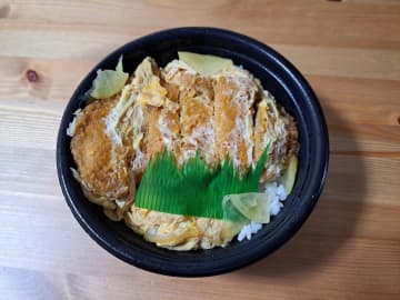 【ほっともっと】の「ロースかつ丼」は特大かつと甘めつゆが魅力！お店でできるカスタマイズとは？