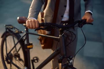 定期代が出ているけれど”自転車”で通っている同僚。定期を使っていないのに定期代をもらうのってアリですか？