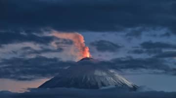 クリチェフスコイ火山の噴火続く、カムチャツカ半島南部が2メートル移動