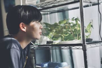 長尾謙杜の目に宿る“疑惑”と“恋心”――『恋に至る病』等身大な表情切り取る場面写真解禁