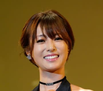 深田恭子、サーフィンが上手すぎる姿に反響。ハワイの海を満喫「カッコいいです」の声