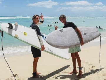 三浦翔平、ハワイでサーフィン姿公開！ツーショット相手は現役最強ボートレーサー