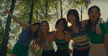 KiiiKiii、デジタルシングル「DANCING ALONE」MV公開…ハツラツとしたダンスを披露