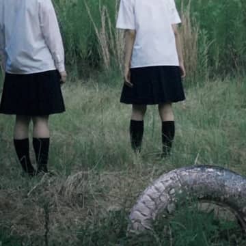揺れるは幽霊、暗い青春映画を彷彿とさせる新曲「echoes of fading girl」をデジタルリリース