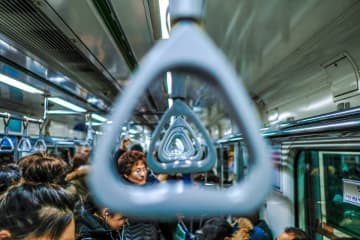 韓国の地下鉄車内でペットの犬を虐待か、動画に批判殺到「かわいそう」「なぜ誰も助けない？」