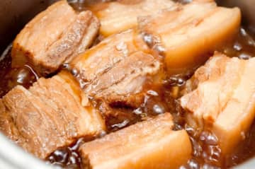 【現役板前が伝授】”和食の基本”『豚の角煮』の作り方が話題！日本一”普通に美味しい”保存版レシピをプロが丁寧に解説…ベテラン主婦から絶賛の声「自分の作り方と全然違う！」「汁を飲めるくらい優しい角煮」「めちゃくちゃ美味しかった」