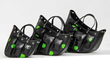 ザ・ビートルズ・コム デ ギャルソン「アップル柄」バッグにポケット付きの新作