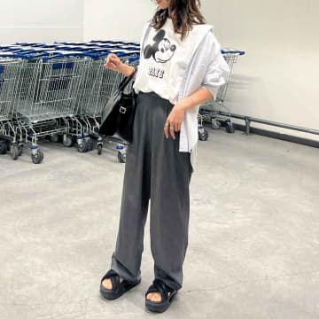 【NIKE】の「黒サンダル」を使った「夏のおしゃ見えコーデ」