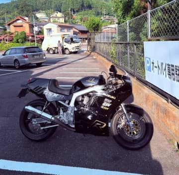 愛車GSX-R1100で墓参り→からの親父ギャグ。大鶴義丹の『渋オヤジ』なスタイルが「カッコいいですよね」と話題に。