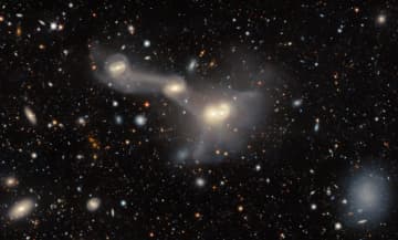 星々が架ける壮大な橋　おとめ座のコンパクト銀河群「RSCG 55」