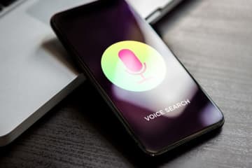 声は出せないけど聞きたい…。そんなときはiPhoneで「Siriにタイプ入力」