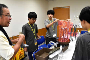 研究者から指導　科学実験、中高生が挑む　茨城・つくば