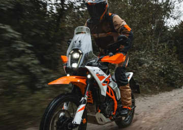 新型KTM 390 ADVENTURE R発表！　走破性と長距離性能を両立