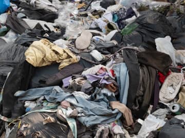 「服の墓場」、砂漠の中心でサステナブルファッションを叫ぶ