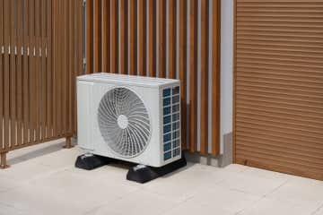 お隣さんの室外機に「濡れタオル」がかけてある……！節電効果があるのでしょうか？