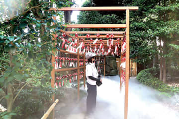 幻想的な空間…ミストと赤と青の風鈴千個の音色、境内に広がる　さいたま・岩槻の神社で「涼鈴詣」　風鈴には災い祓う孔雀描かれ、願い事を書いた短冊つけも　9日には宵宮を開催、限定切り絵御朱印も頒布