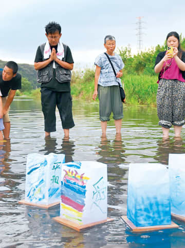 原爆犠牲者を悼み灯籠流し　埼玉・東松山の「原爆の図丸木美術館」　美術館は改修工事で9月から長期休館　6日は平日にもかかわらず200人以上が来館