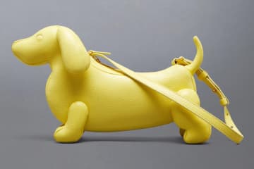 トム ブラウン、カラフル“犬型”バッグ＆パステルカラーのVネックカーディガン