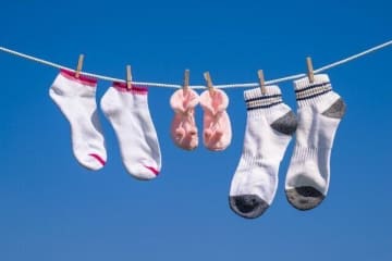 「つま先」vs「はき口」、靴下を干すとき、どちらを上にしていますか？果たして正解は…!?【専門家】