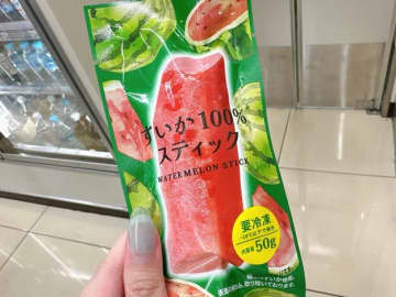 「もうアイスいらない」ローソンのすいか100%スティック、種がなくて食べやすい真夏に最高なおやつじゃん！【21kcal】