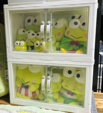 【ダイソー天才】ぬいぐるみ収納の最適解、見つかる。扉付きケースに詰め込むだけの『見せる収納』が、あまりに尊い。