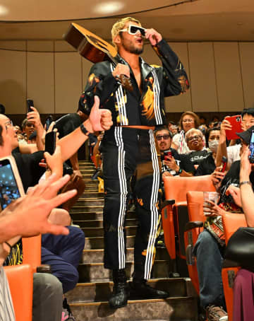 【新日本・Ｇ１】ＳＡＮＡＤＡが芸術的すぎる〝聖マタイの召命スーツ〟で客席闊歩　なお敗退が決定