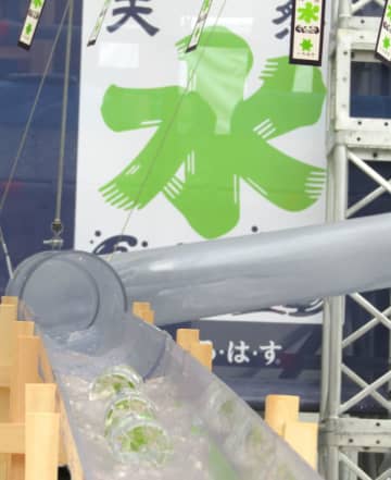 「い・ろ・は・す」がスライダーを滑走　流しそうめんならぬ「流し い・ろ・は・す」開催　コカ・コーラが日本の夏を五感で涼しく