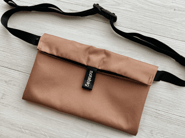 大きさも持ち方も調整できる！Notabag Crossbody＜ノットアバッグ・クロスボディ＞｜旅ライターの裏技・愛用品教えます