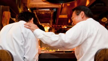 愚かでした…年収1,500万円だった66歳・元エリート部長、年金〈月17万円〉の現実に絶句。スーパーで3割引きの惣菜を手に「俺の人生、こんなはずでは…」と涙
