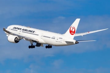 JALの飛行機と「大輪の花火」の共演が美しすぎる。公式の投稿に「めっちゃステキーーー」の声