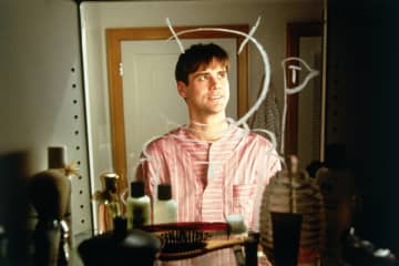 ジム・キャリー主演のヒューマンコメディ！もしも自分の人生が覗き見されていたら…