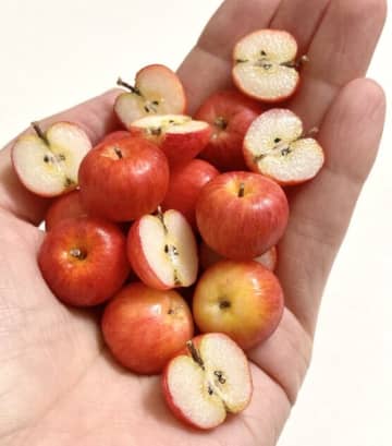 「かじって確かめたい」とSNS騒然。あまりに本物すぎる「粘土りんご」に、脳をバグらせる人が続出。