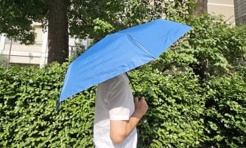 ゲリラ豪雨＆猛暑のW対策！毎日使いたくなるスウェーデン発の“折りたたみ日傘”とは？