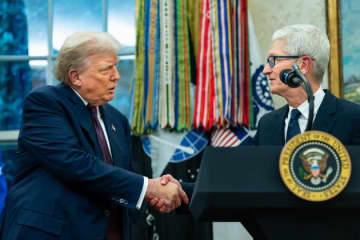 アップルCEOのトランプ大統領へのギフト贈呈に「気持ち悪い」の声。「プロ級のゴマすり方法を世界に示した」