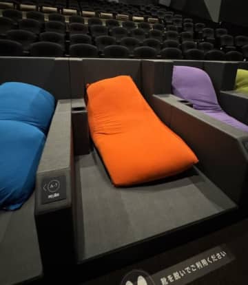 この発想は天才すぎる…映画館に『ヨギボー席』が爆誕。『寝落ちしそうだけど観たい！』と体験希望者が殺到。