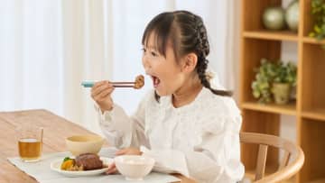 お箸の正しい持ち方を自然と意識できる　指ガイド付き　【天然木のお箸】を8月上旬にリニューアル販売開始