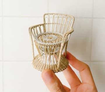 ミニチュアの限界突破！？一瞬で脳が混乱する精巧さ…手のひらサイズのリアルな椅子が職人技すぎる！