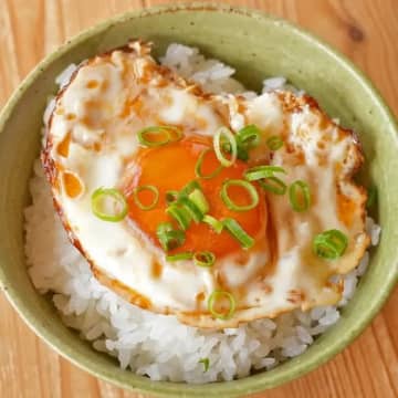 【目玉焼きまだ普通に焼いてるの？】「こっちが定番になりそう」「家族が大絶賛！」目玉焼きの簡単アレンジレシピ4選