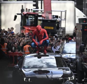 【SNS騒然】スパイダーマン、現実世界にガチで現る？撮影風景のリアルさに『まさか本当にいるとは…』と驚愕の声。
