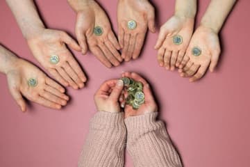 退職金「1000万円」を孫6人へ贈与したい。約166万円を1人ずつ一気に渡すのはNG？税金の負担をかけずに渡す方法とは
