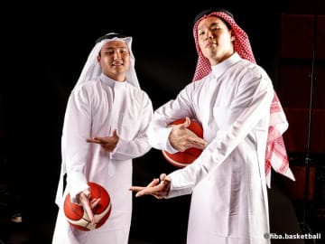 「まるで石油王？」 日本代表・富永啓生&馬場雄大がサウジの伝統衣装姿でアジアカップ公式サイトに登場！