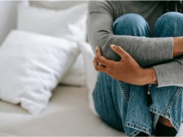 【気持ちが沈む日に】心が落ち着く「ハグ」と「手あて」の力【今度こそ「不安ぐせ」をゆるめる ポリヴェーガル理論】