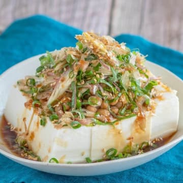 【薬味まみれの豆腐が最高すぎた】「食欲ない日でも食べたい」「夏はもうコレでいい」ヘビロテ確定の冷やっこレシピ