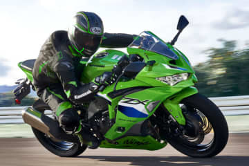 カワサキ、『Ninja ZX-4RR／ZX-4R SE』の最新モデルを発表。カラー＆グラフィックを一新